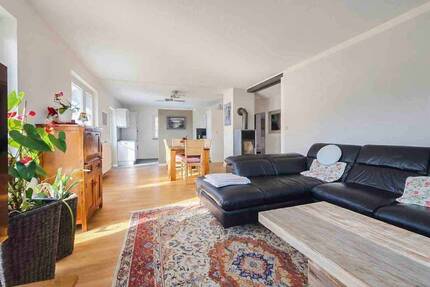 Zwei Wohnungen - viele Möglichkeiten: Familienhaus mit Terrasse, Balkon & Kamin - Limeshain Hainchen