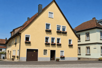 Auf Sachwert setzen - Großzügiges Mehrfamilienhaus mt 4 Wohneinheiten im Herzen von Eibelstadt!