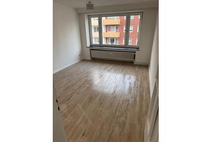Frisch renovierte zwei Zimmer Wohnung mit Süd-Balkon - Bremerhaven Geestemünde