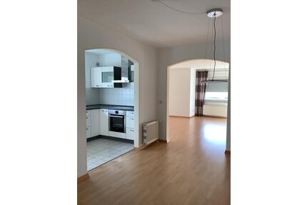 Freie 4-Zimmerwohnung mit sonnigem Balkon und Einstellplatz in HE - Helmstedt