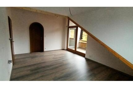 geräumige 2 Zimmer Dachgeschoss-Wohnung mit Fernblick und Balkon - Regenstauf