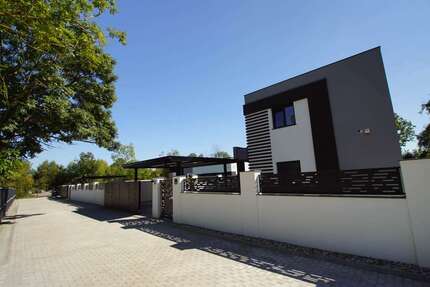 Haus zum Kaufen in Halle (Saale)-Dölau 2.200.000,00 € 397 m²