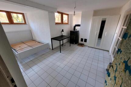 Schöne Souterrain-Wohnung mit eigenem BadKüche und großem Garten - Gröbenzell
