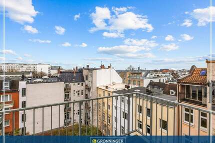 Toplage St. Georg mit Mini-Alsterblick Großzügige 2-Zi.-Altbau-Wohnung mit Lift & großem Süd-West-Balkon 3-Zi.-Variante nach Umbau möglich - Hamburg Sankt Georg