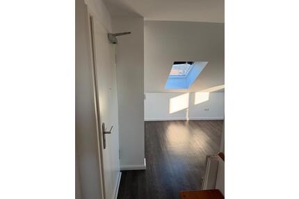 Helle Dachgeschosswohnung (1 Zimmer) in Aldenhoven - Eschweiler