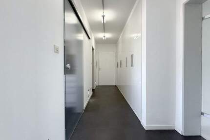 Raum & Licht neu definiert: Freie 2,5 Zimmer Wohnung im Regensburger Osten!