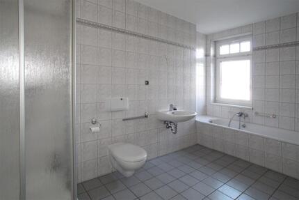 Schöne Single-Wohnung mit großem Tageslichtbad mit Wanne und Dusche... - Zschopau