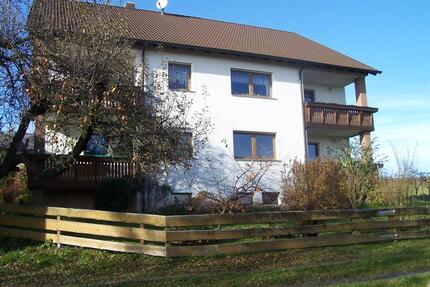 Helle, freundliche OG-Wohnung in ländlicher Umgebung mit Balkon - Selb
