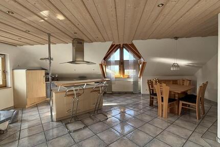 Charmante 3-Zi.-Whg. im DG mit offener Küche, Kachelofen, Carport - Sulzdorf an der Lederhecke