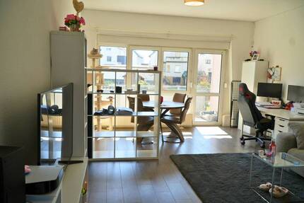 Helle 2 Zimmer-Erdgeschosswohnung mit Stellplatz in Sandhausen: Perfekt für Singles oder Paare