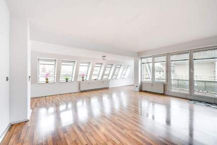 AIGNER - Dachgeschosstraum in Dachau mit Wintergarten und Dachterrasse