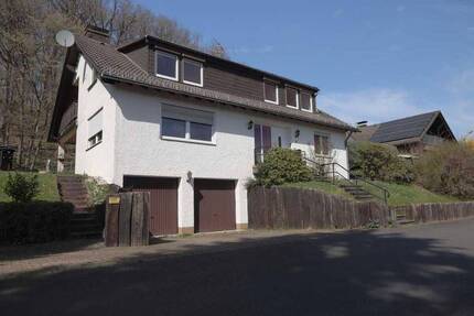 In Daun, freistehendes Zweifamilienhaus mit Doppelgarage und gro?em Grundstück.