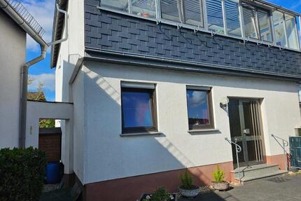 Einfamilienhaus mit Wintergarten, Nebengebäude, Sauna & 3 Garagen - Ettringen