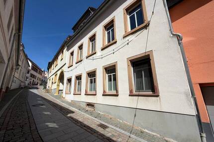 EUPORA® Immobilien: Mehrfamilienhaus mit Innenhof im Zentrum von Kirchheimbolanden.