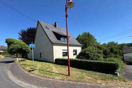 Großes Einfamilienhaus mit Wintergarten und offenem Kamin 6 km von Altenkirchen entfernt - Wahlrod