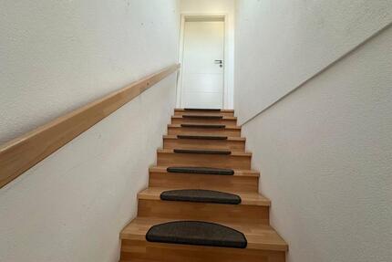 Moderne Dachgeschosswohnung mit Einbauküche - Reichartshausen
