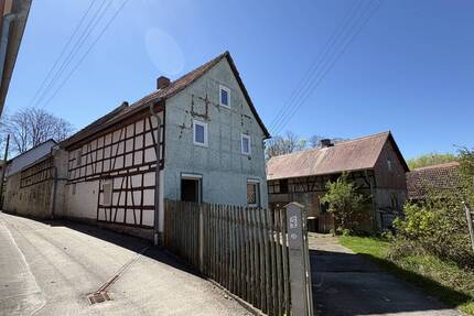 Denkmalgeschützes, kleines Haus mit Nebengelassen - Blankenhain / Neckeroda