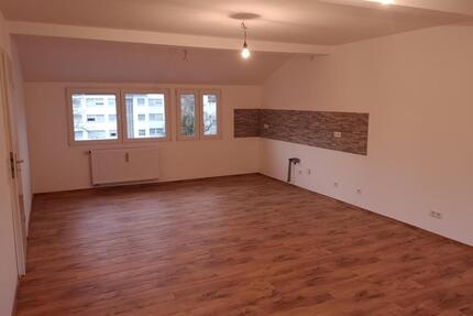 2,5 Zimmer Wohnung, großer Wohn- und Kochbereich, Bad und Gäste-WC, Grünanlage hinter dem Haus - Leverkusen Opladen