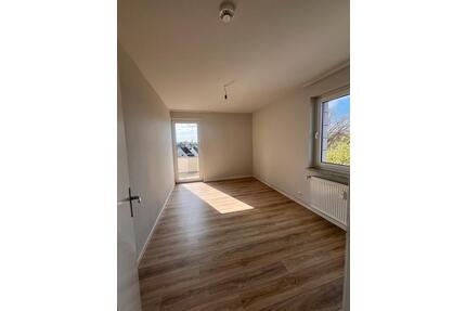 BILDER FOLGEN Helle 3-Zi.-Wohnung mit zwei Balkonen – ab 15.05. - Lübeck Sankt Lorenz Nord