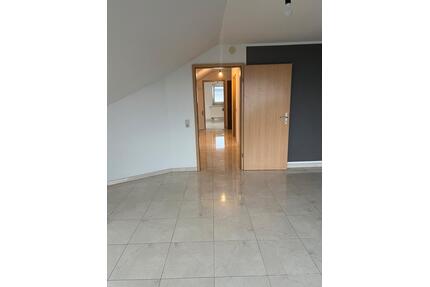 Helle Zwei-Zimmer-Dachgeschosswohnung mit Balkon - Pohlheim