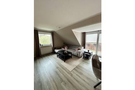 Modernisierte 3-Zimmer Wohnung mit zusätzlich ausgebautem Dachboden - Stade