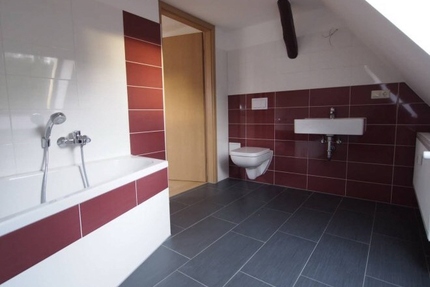 Saniertes Denkmal: 2-Raum-Wohnung mit Balkon, EBK & E-Ladestation - Köthen