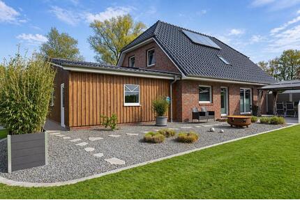 gepflegtes Einfamilienhaus mit Doppel-Carport und Nebengebäude - Cadenberge