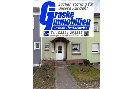 Günstiges Reihenhausmittelhaus vollunterkellert mit Gartenfläche zu verkaufen - Ueckermünde