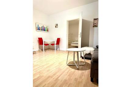 +++ RENOVIERTE- MÖBLIERTE- 2-ZIMMER -WOHNUNG - PERFEKT FÜR PENDLER +++ - Fürth Südstadt