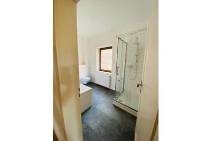 2-Zimmer mit neuem Laminat, neuem Bad mit Wanne und Dusche und in zentraler Lage! - Meerane