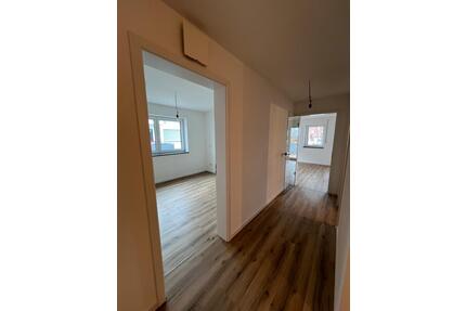 NEUBAU 2-ZIMMER-WOHNUNG MIT GROSSEM BALKON IN SCHIERLING (68 m²)