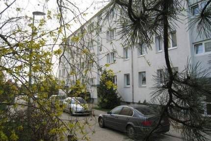 Mit Balkon: Günstige 3-Zimmer-Wohnung (frisch renoviert, 1. OG) - Kemberg