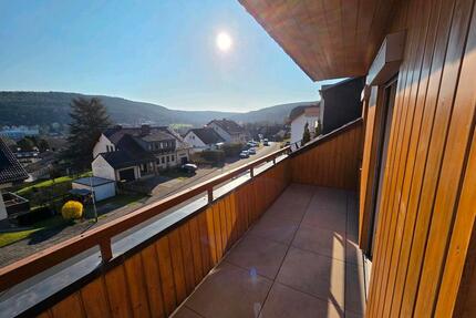 Wohnen über den Dächern: 2,5 Zimmer mit 2 Balkonen & Fernblick - Bad Orb