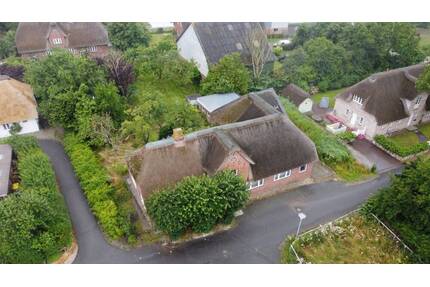 Ehemaliges Bauernhaus unter Reet möchte aus dem Dornröschenschlaf geweckt werden! - Oldsum