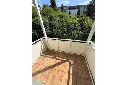 Gemütliche 2-Zimmer mit Balkon, Laminat und Dusche in ruhiger Lage - Chemnitz Yorckgebiet