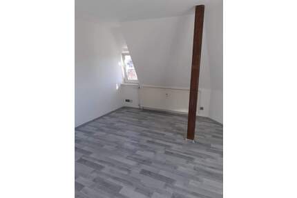 TOP sanierte 2 Zimmer Wohnung in Calbe - Dachgeschoß - gute Lage - auf Wunsch mit Einbauküche - Calbe (Saale)