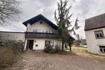 Sanierungsbedürftiges Wohnhaus mit großzügigem Grundstück und Nebengebäuden zu verkaufen - Höchstädt im Fichtelgebirge