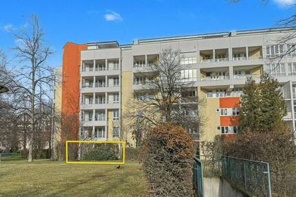 Ideal für Ihre Gestaltungsideen - renovierungsbedürftige 3 Zimmer Terrassenwohnung mit TG-Platz - München Hadern