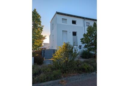 Urlaub zu Hause: Modernes Reiheneckhaus mit Dachterrasse und Pool - Neulußheim