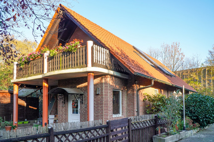 Gemütliches Einfamilienhaus mit Kamin, Doppelgarage und Erweiterungspotenzial - Porta Westfalica