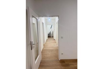 Kernsanierte 4-Zimmer-Wohnung (85 m*) mit großzügigem Spitzboden - Oberhausen Alsfeld