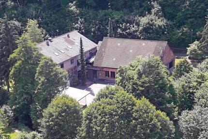 Gebäude mit industriellem Scharm und parkähnlichem Grundstück - Herrstein