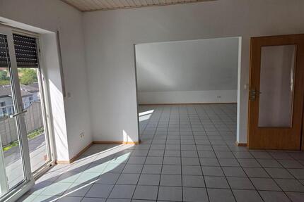 Unweit von Marburg-Helle Dachgeschosswohnung mit Balkon - Fronhausen