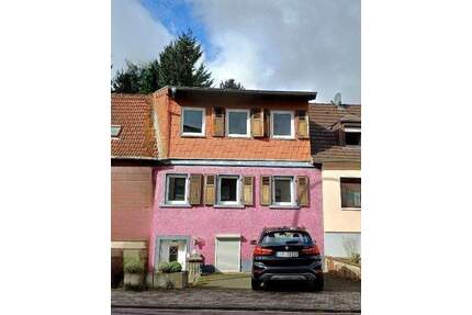 Renoviertes Wohnhaus mit 2 Bädern, GWC, Innenhof, Terrasse, Garten und 2 Stellplätzen vor dem Haus, in St. Ingbert (Nähe Krankenhaus)) - Sankt Ingbert