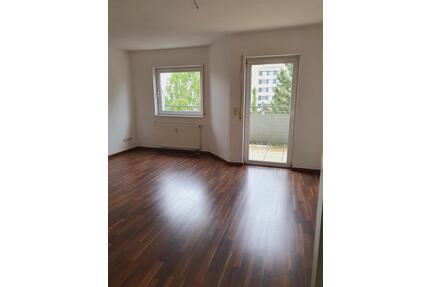 Gut geschnittene, helle Zwei-Zimmer-Wohnung mit Balkon und Stellplatz in Nürnberg