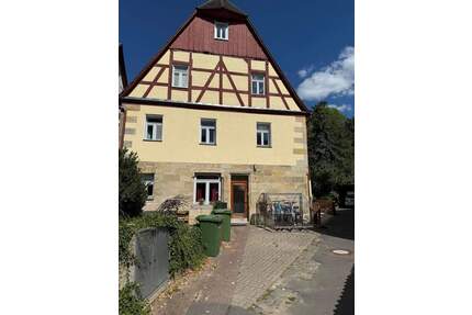 Landhausflair trifft moderne Wohnqualität - 3 Zimmer Wohnung im historischen Herzen Heroldsbergs