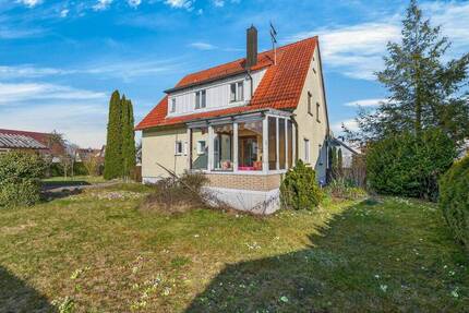 Großzügiges Ein-Zweifamilienhaus mit Gartenidylle - viel Platz, viel Potenzial in Weidenstetten