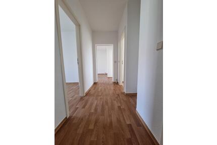 Gemütliche 3-Zimmer-Wohnung mit großem Balkon - Schönebeck (Elbe)