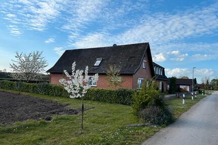 Zur Miete: Zweifamilienhaus in Barrien, 5 Garagen und viel Platz - Syke