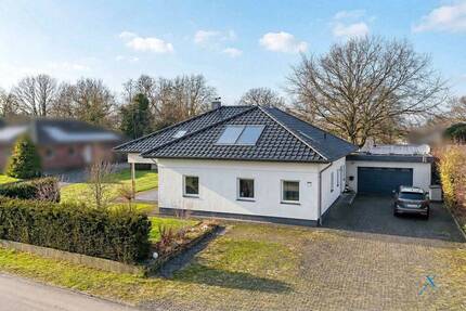 Walmdachbungalow mit üppiger Ausbaureserve auf großem Grundstück in Rüde - Rüde / Großrüde